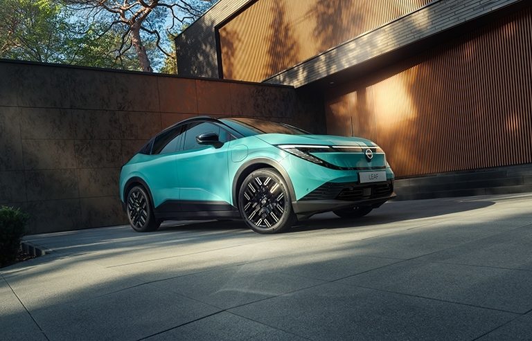 Bilde av en turkis Nissan LEAF elbil med lang rekkevidde