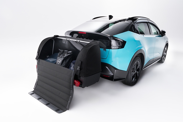 Bagageboks monteret på anhængertræk bag på bilen med ekstra opbevaringsplads.