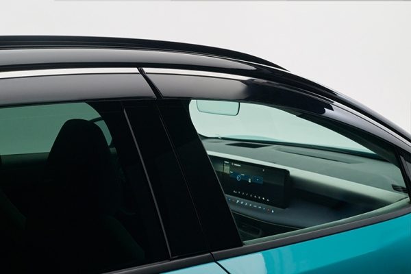 Bilde som viser sidevinduer og frontrute på en turkis Nissan LEAF