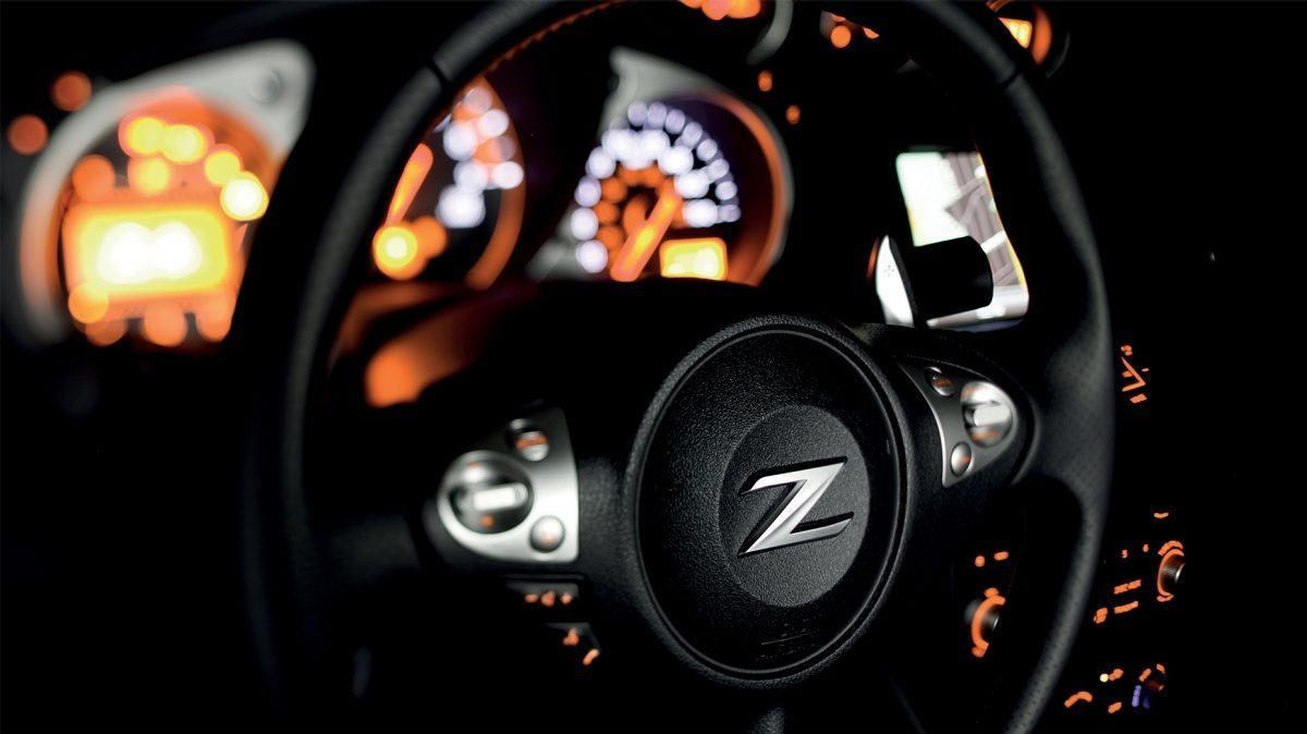 Nissan 370Z Roadster - NOIR MÉTAL - Vue avant de côté