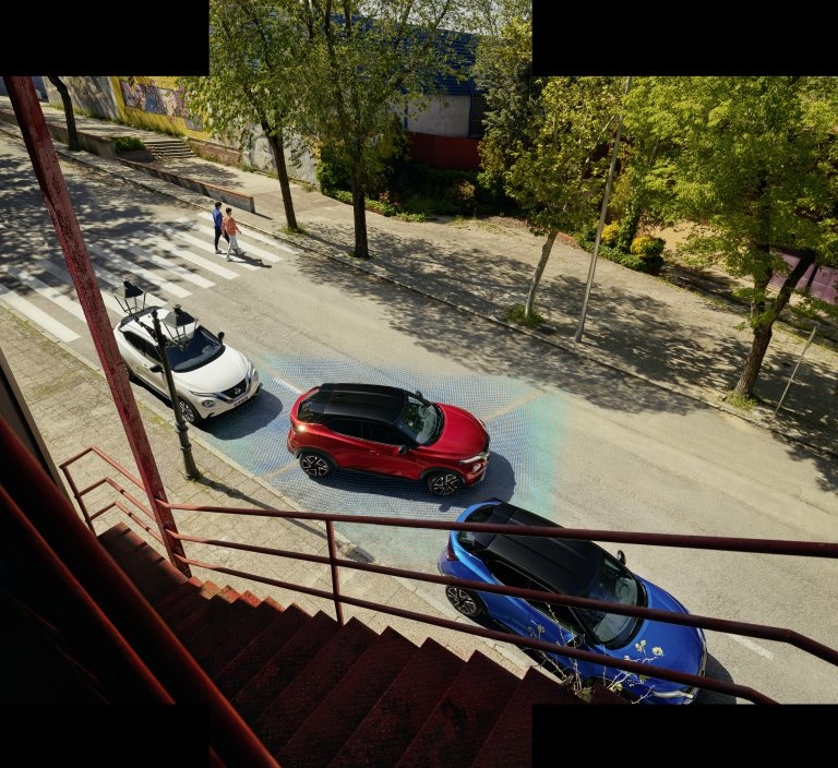 Nissan Juke aan het parkeren in de stad