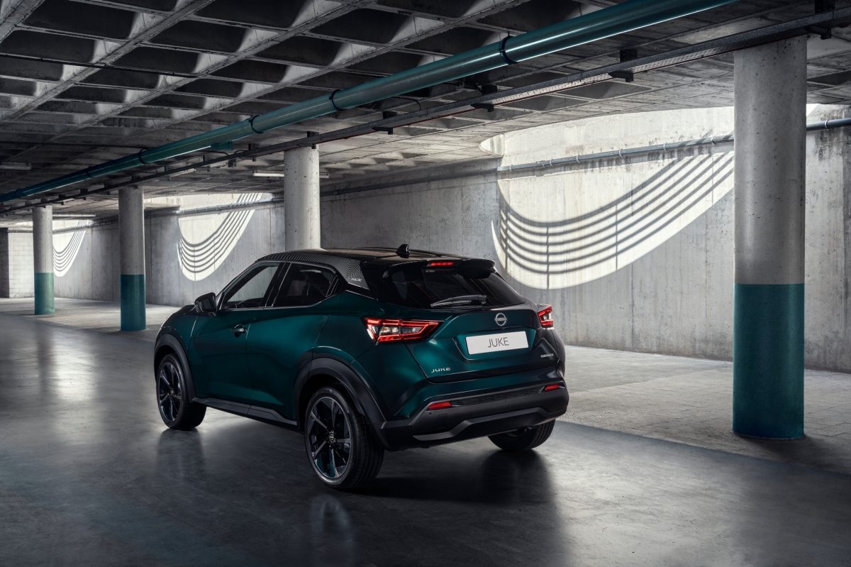 Nissan JUKE Hybrid SUV - boomerang-achterlichten en badgeweergave