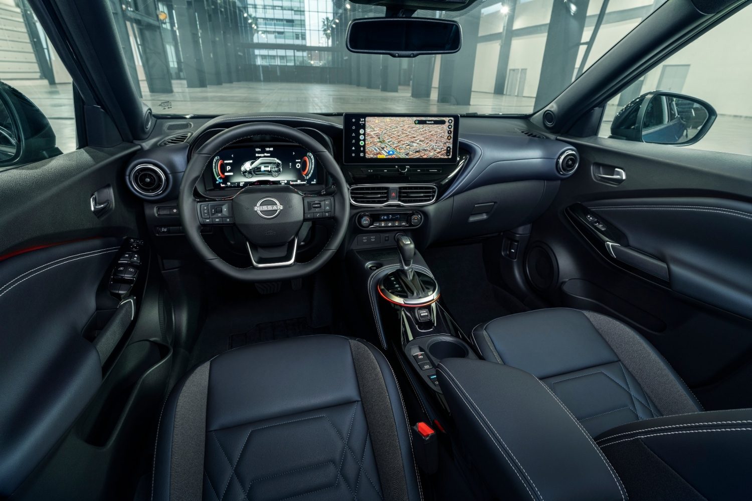 Nissan JUKE interieur vooraanzicht met passagier