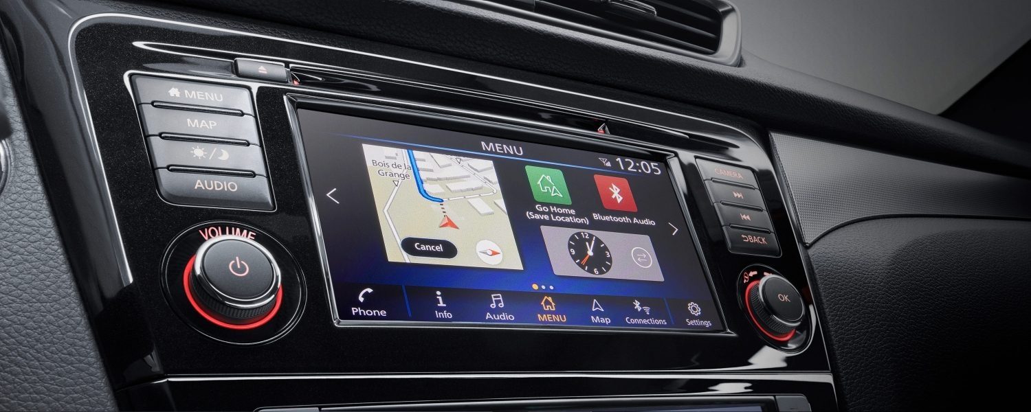 Nissan QASHQAI vue de l’écran avec pictogrammes des réseaux sociaux