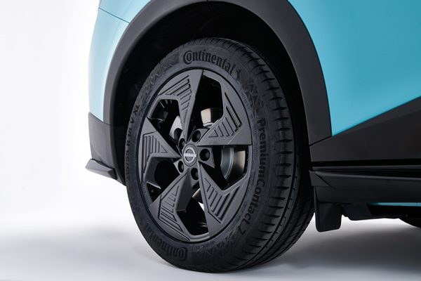 Bilde av en turkis Nissan LEAF elbil sine vinterdekk