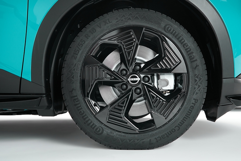 18" sort alufælg med monteret Bridgestone vinterdæk på bilen.