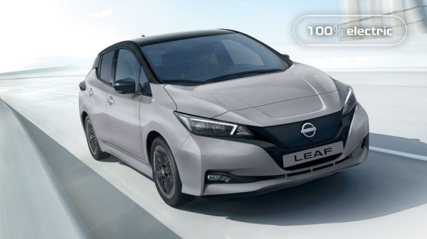 L’élégante Nissan LEAF sur une route.