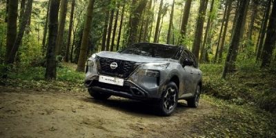 Nissan X-Trail dans la forêt