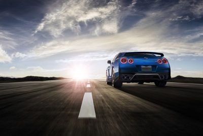 Heckansicht der Neuen Nissan GT-R in einem Tunnel