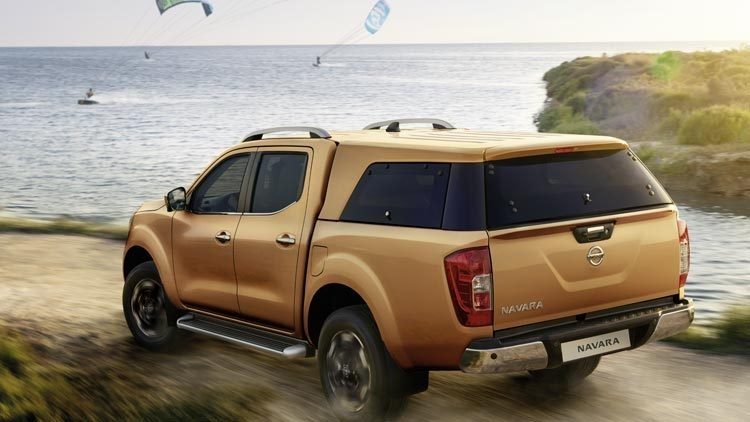 Nissan Navara am Meerufer