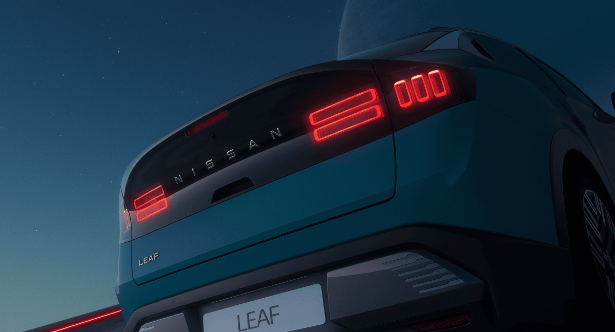 Heckansicht des neuen Nissan LEAF mit aktivierten Scheinwerfern