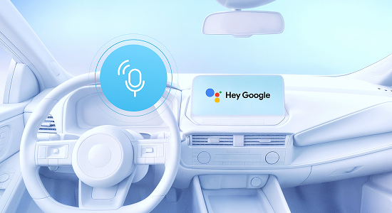 Eine Person, die die Nissan-Anwendung benutzt