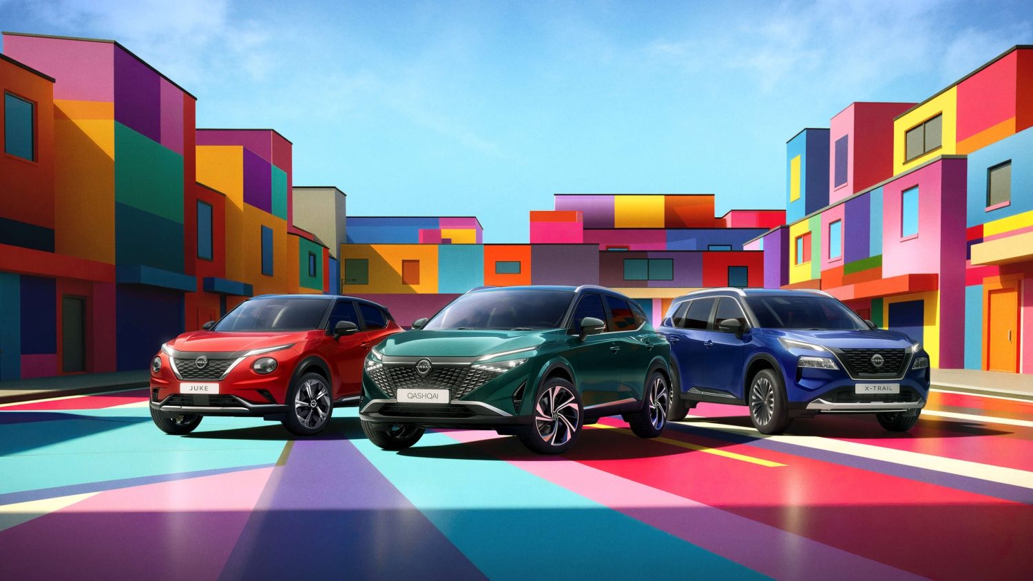 Modeli SUV Nissan: Rdeči Nissan Juke na levi strani, temnozeleni Nissan Qashqai v ospredju na sredini in modri Nissan X-Trail na desni strani na barviti urbani lokaciji z geometrijskimi barvitimi stavbami v ozadju.