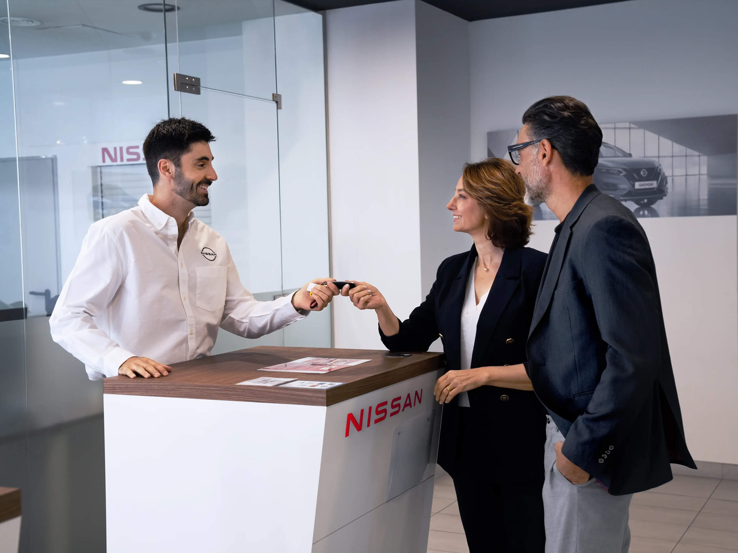 Muškarac i žena u prodajnom salonu Nissan.