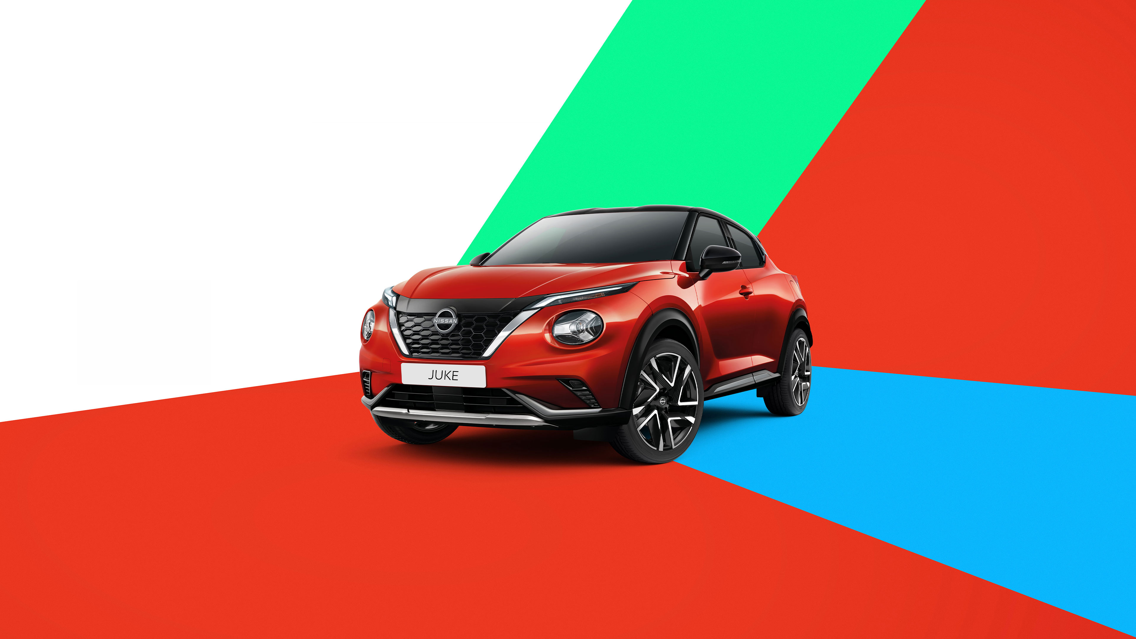 Rdeči Nissan Juke s črno streho - pogled od spredaj s strani na barvnem grafičnem ozadju