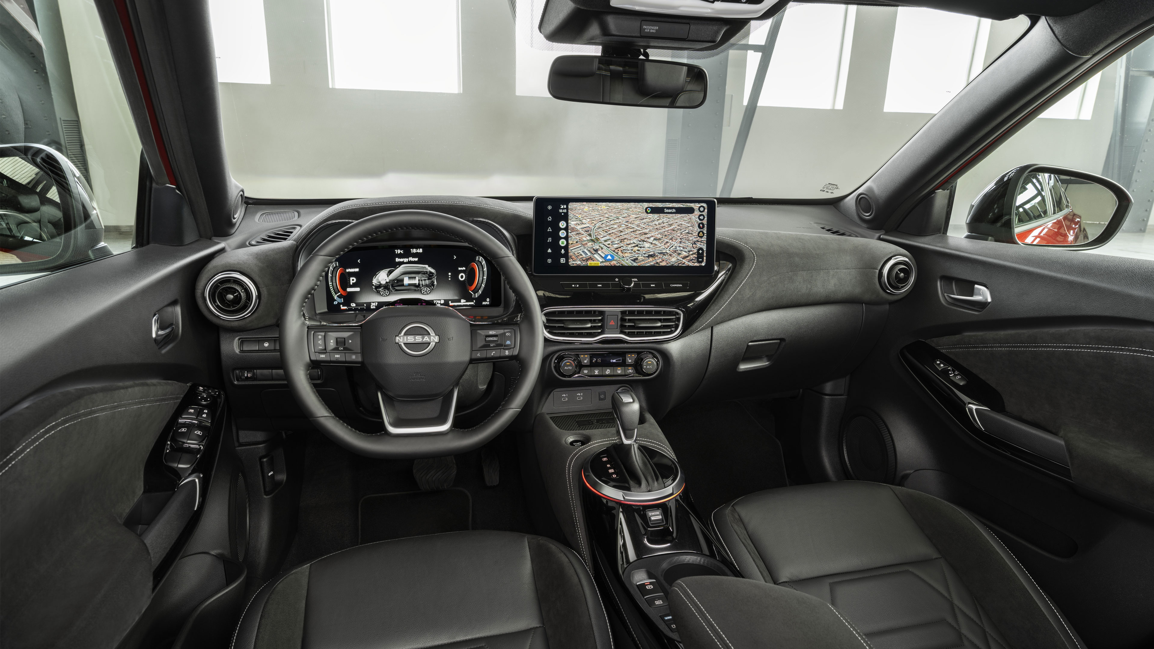 Nissan Juke - notranjost z volanom, digitalnimi merilniki in osrednjim zaslonom