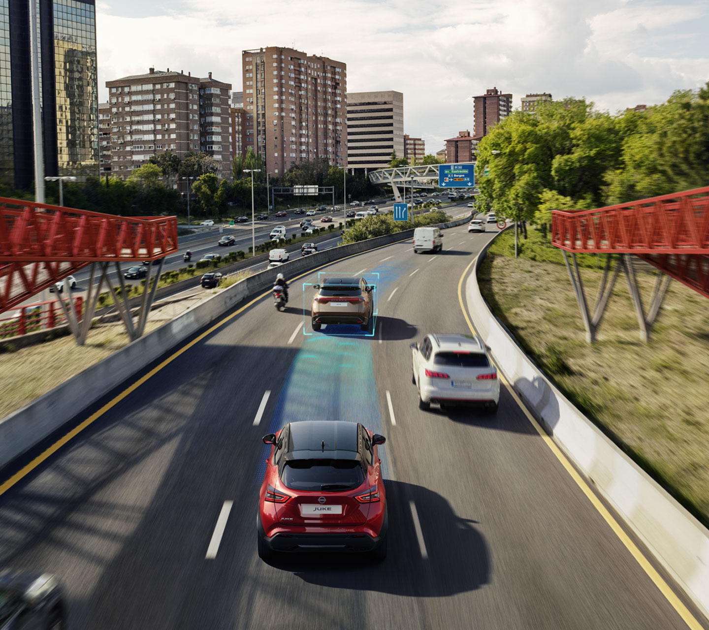 Rdeči Nissan Juke - pogled zadaj med vožnjo po mestni hitri cesti z označenim vozilom spredaj