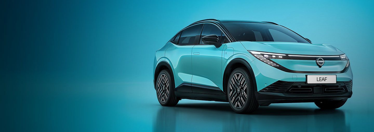 Tirkizni Nissan Leaf s crnim krovom - prednji bočni pogled u plavom studiju