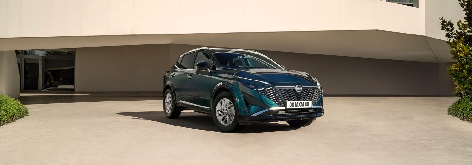 Nissan Qashqai e-Power, hibridni SUV, statičan prikaz sprijeda iz kuta 3/4 ispred zgrade.