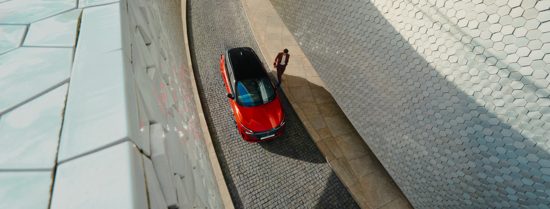 Automobil iz ptičje perspektive u vožnji preko mosta.