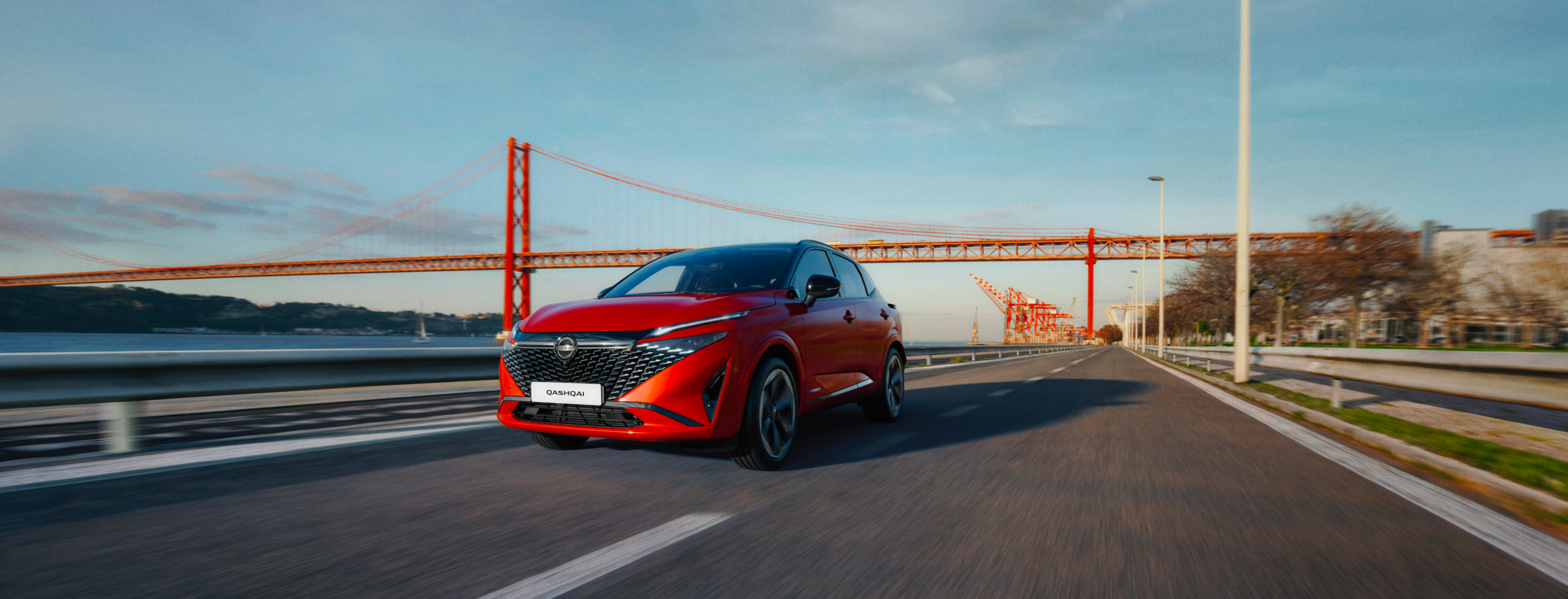 Automobil iz ptičje perspektive u vožnji preko ceste