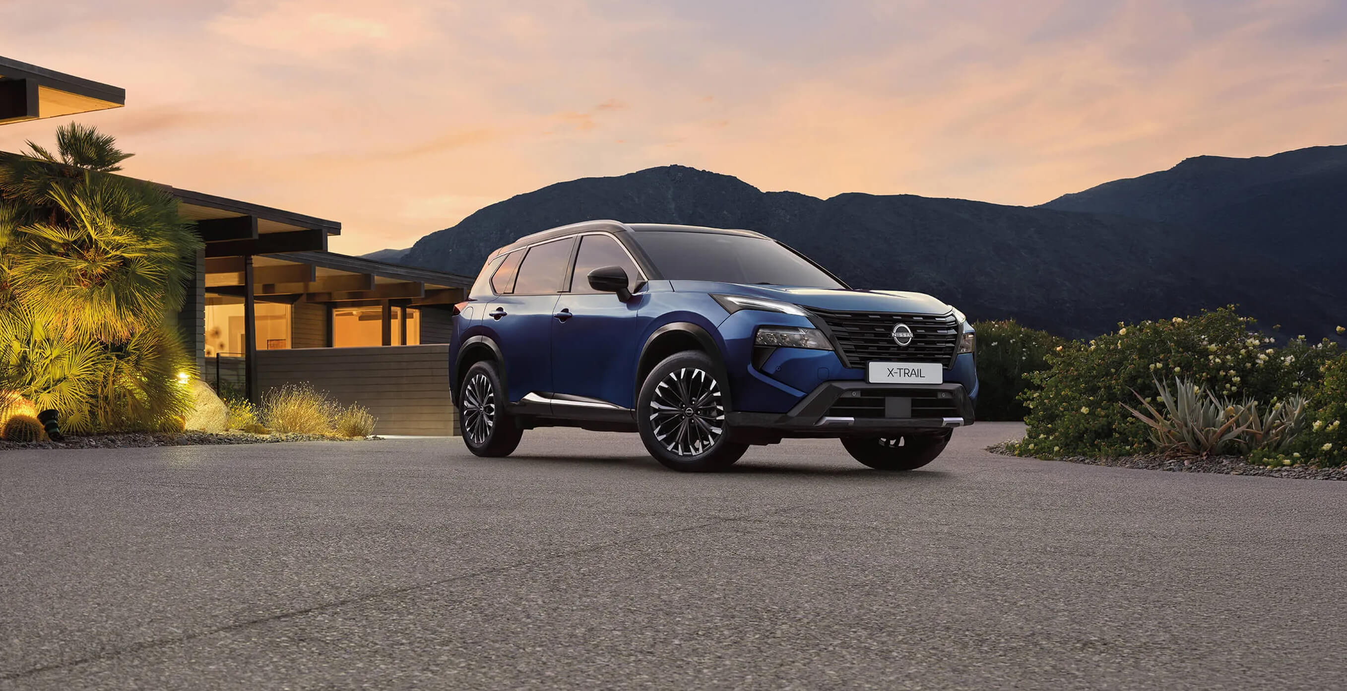 Modri Nissan X-Trail 2026.