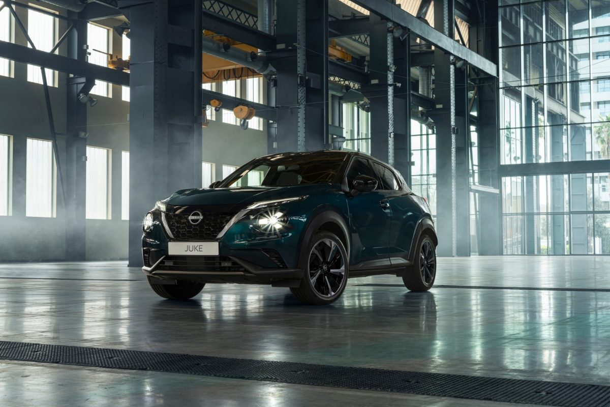Nissan Juke interior front seats side view towards back with passenger