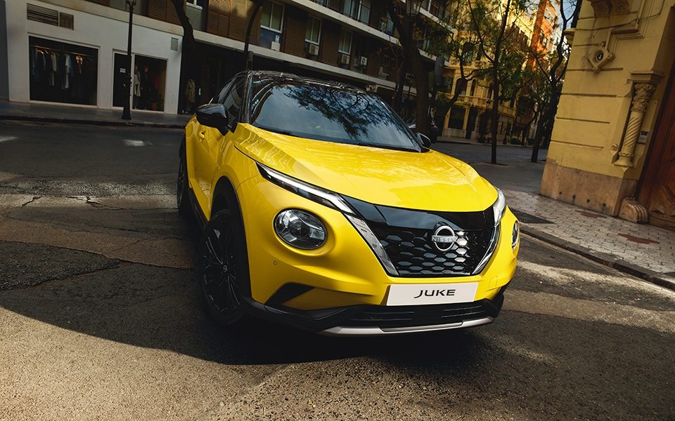 Blick auf das digitale Armaturenbrett und Lenkrad eines Nissan Juke mit Anzeige von Energiefluss, Geschwindigkeit und Parkmodus.