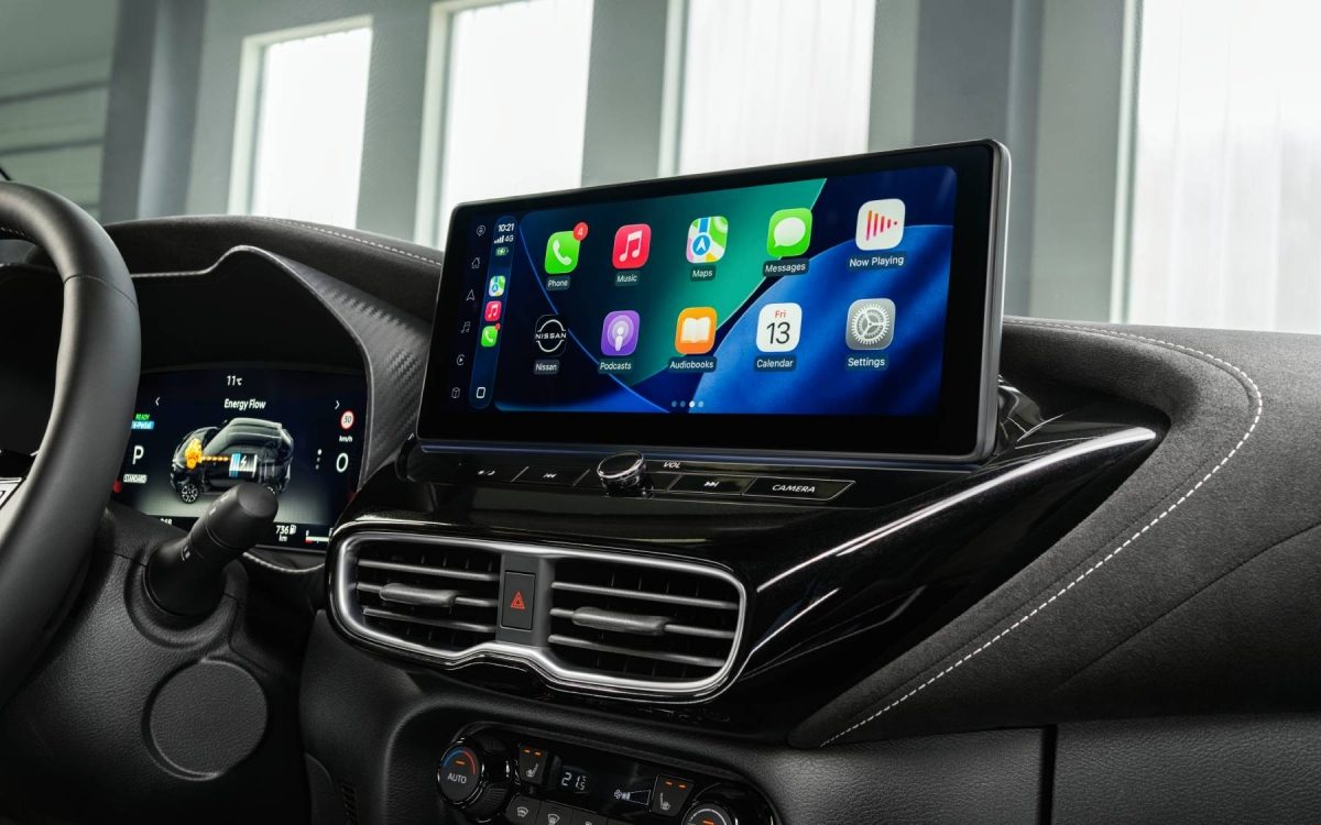 Blick auf das Infotainment-System des Nissan Juke mit Touchscreen, der Apps wie Musik, Karten und Kalender anzeigt.