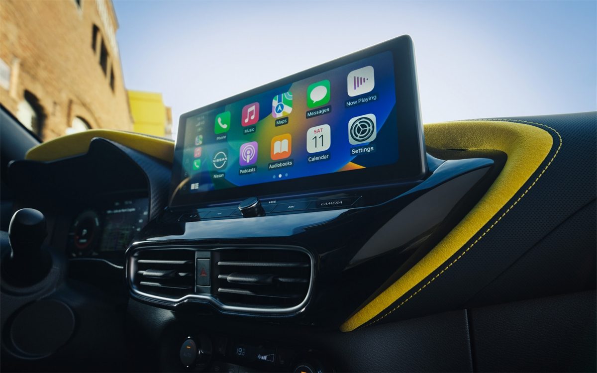 Blick auf das Infotainment-System des Nissan Juke mit Touchscreen, der Apps wie Musik, Karten und Kalender anzeigt.
