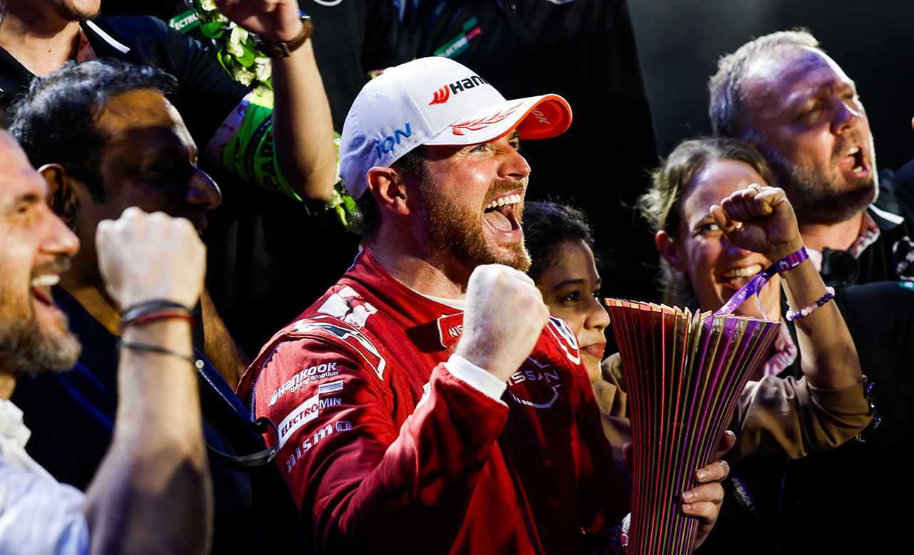 Oliver Rowland feiert seinen Sieg und hält die Trophäe in die Höhe