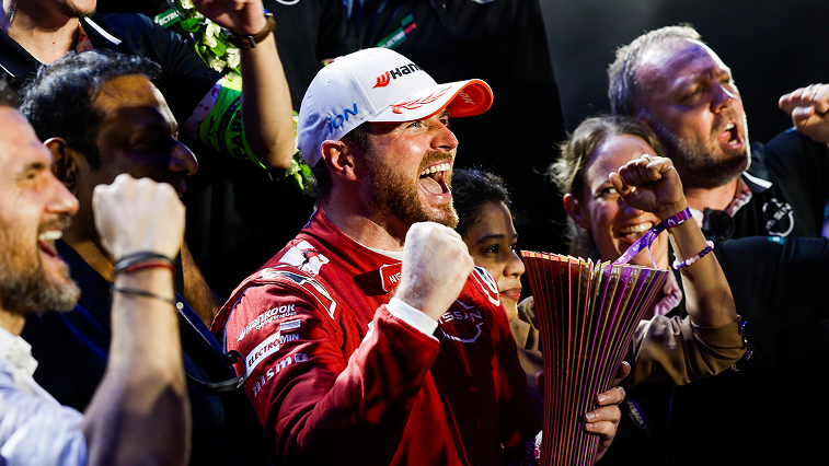 Oliver Rowland feiert seinen Sieg und hält die Trophäe in die Höhe.