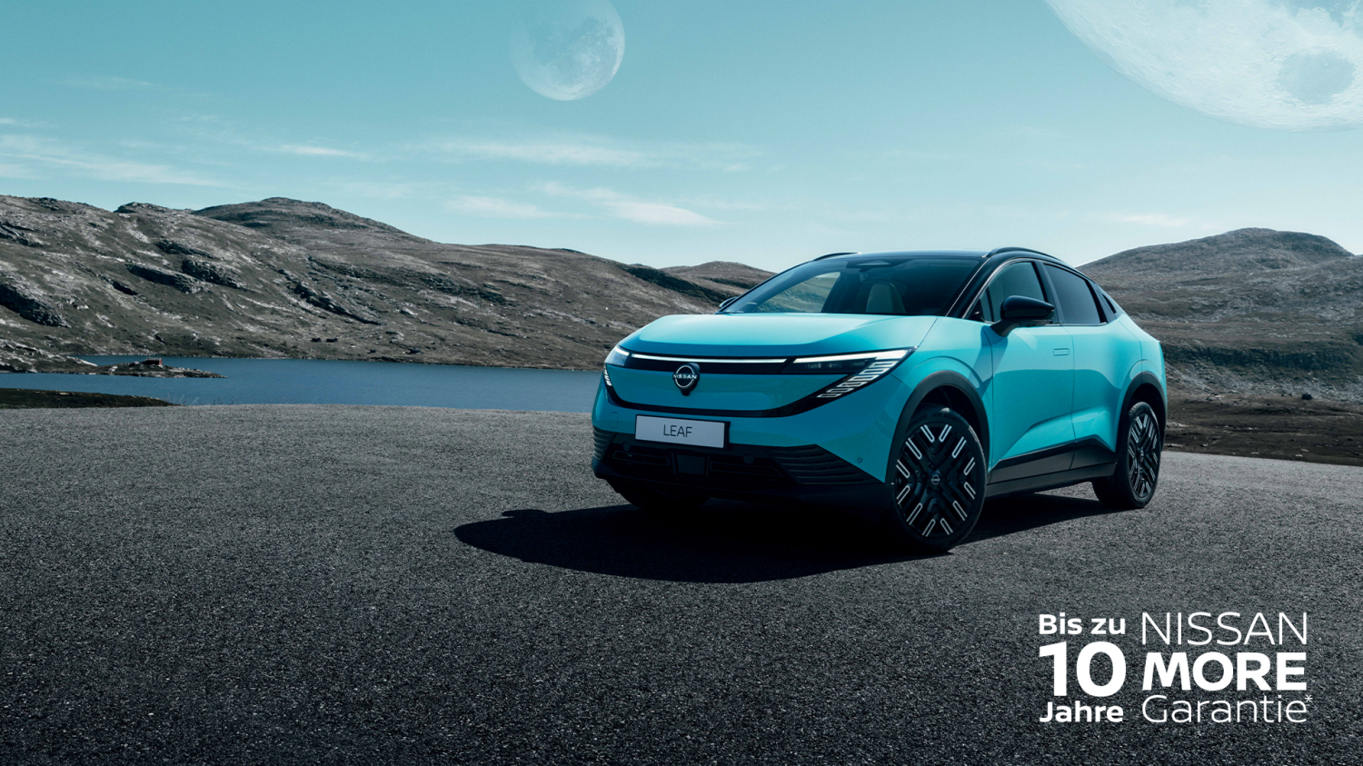 Nissan ARIYA NISMO in Grau: 3/4-Heckansicht in Fahrt auf grafischem rot-blauen Hintergrund