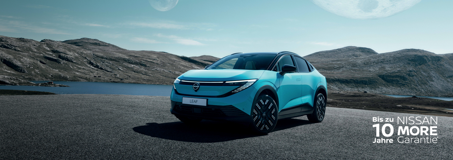 Nissan ARIYA NISMO in Grau: 3/4-Heckansicht in Fahrt auf grafischem rot-blauen Hintergrund