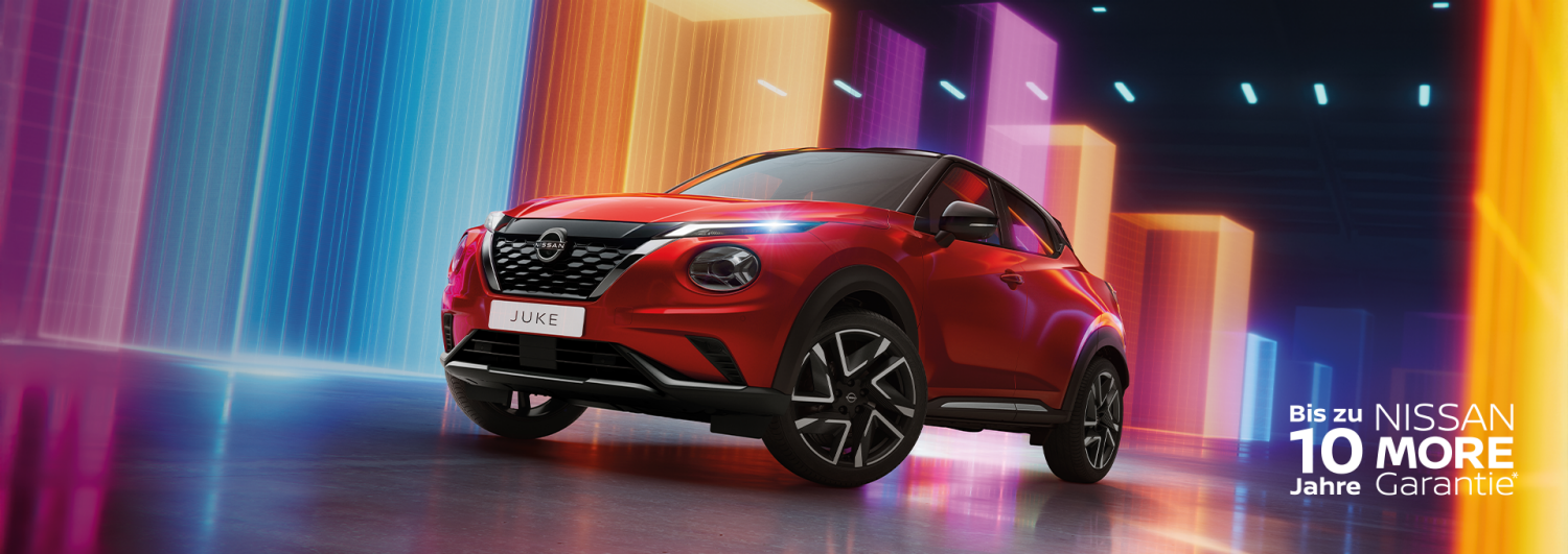 Der Nissan Juke fährt in der Stadt