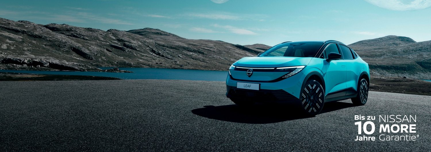 Nissan ARIYA NISMO in Grau: 3/4-Heckansicht in Fahrt auf grafischem rot-blauen Hintergrund