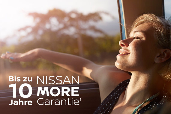 Eine Frau auf dem Beifahrersitz hält den Arm aus dem Fenster und genießt mit geschlossenen Augen die Sonne im Gesicht als Sinnbild für Sorgenfreiheit.