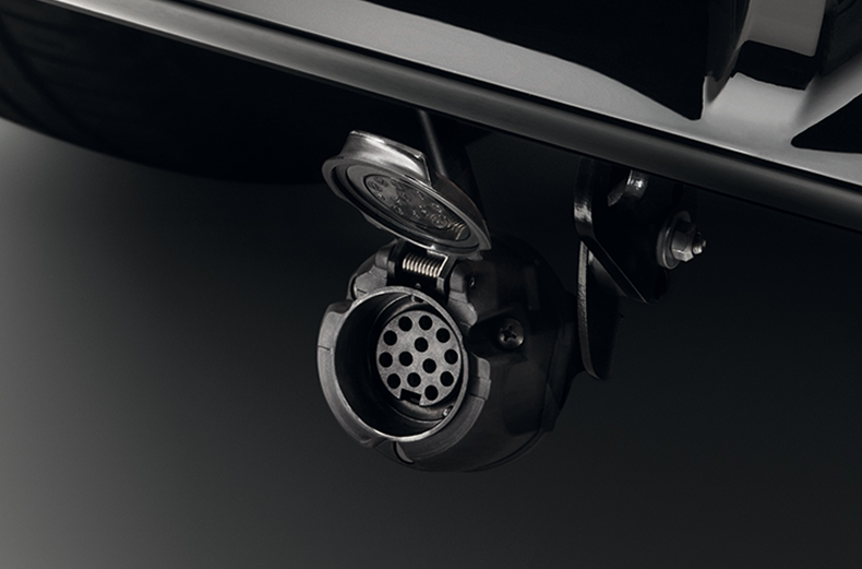 Elektrosatz für Anhängerkupplung am Heck eines Nissan ARIYA montiert.