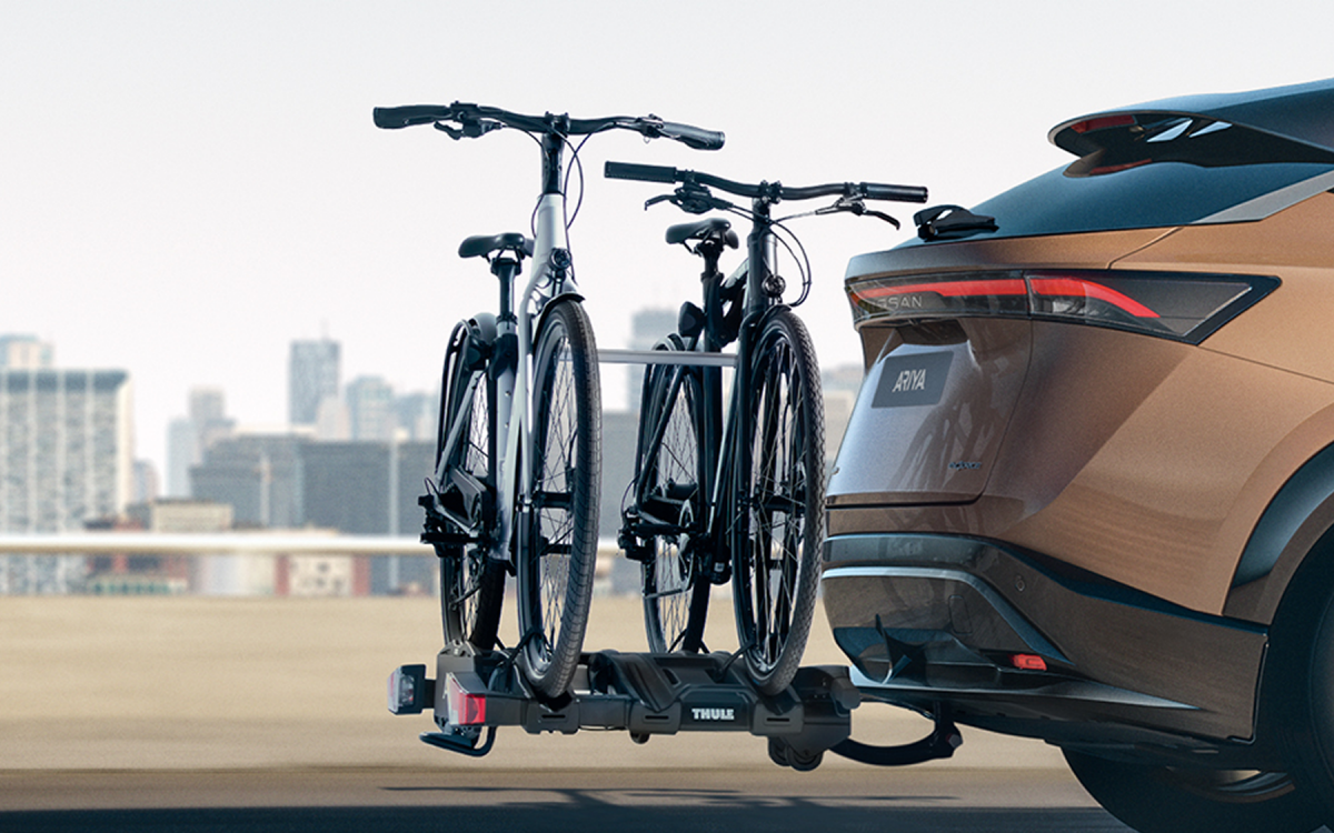Fahrradträger mit zwei Fahrrädern am Heck eines Nissan ARIYA montiert.