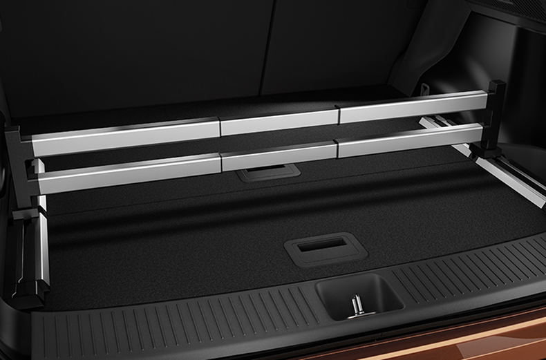 Silbernes Gepäckraum-Trennsystem im Kofferraum eines Nissan ARIYA montiert.