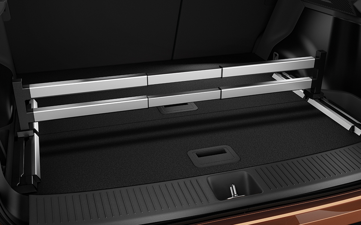 Silbernes Gepäckraum-Trennsystem im Kofferraum eines Nissan ARIYA montiert.