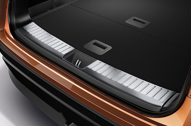 Silberner Ladekantenschutz auf der Kofferraum-Ladekante in einem Nissan ARIYA montiert.