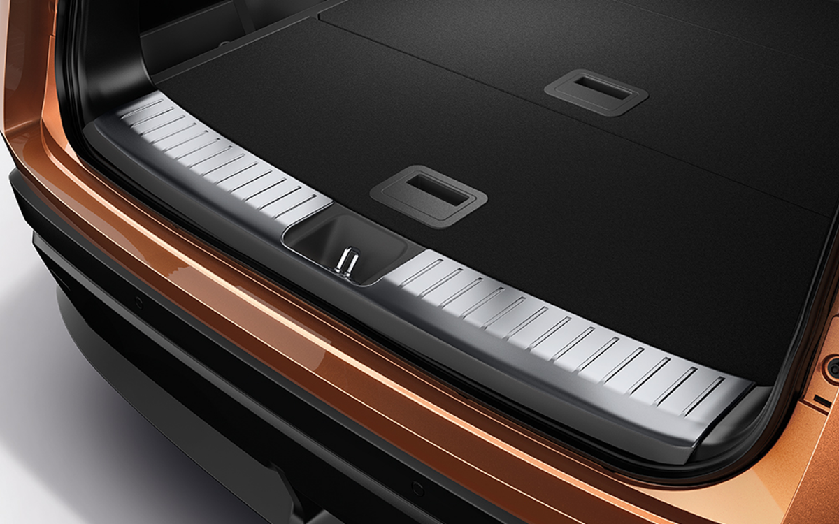 Silberner Ladekantenschutz auf der Kofferraum-Ladekante in einem Nissan ARIYA montiert.