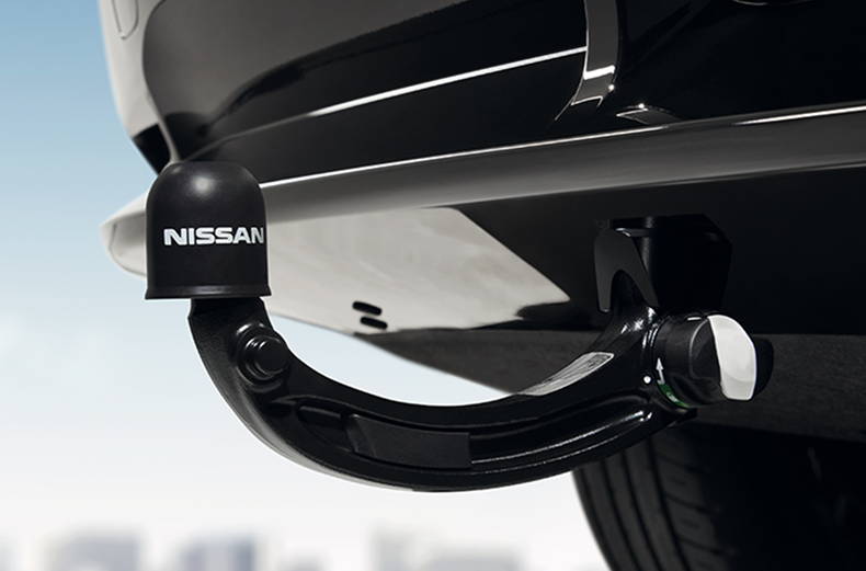 Abnehmbare Anhängerkupplung mit Nissan Schriftzug am Nissan ARIYA montiert.