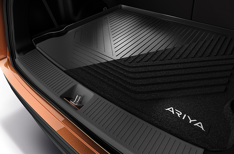 Wendbare Kofferraumwanne im Kofferraum eines Nissan ARIYA – Gummiseite und Velourseite sichtbar.