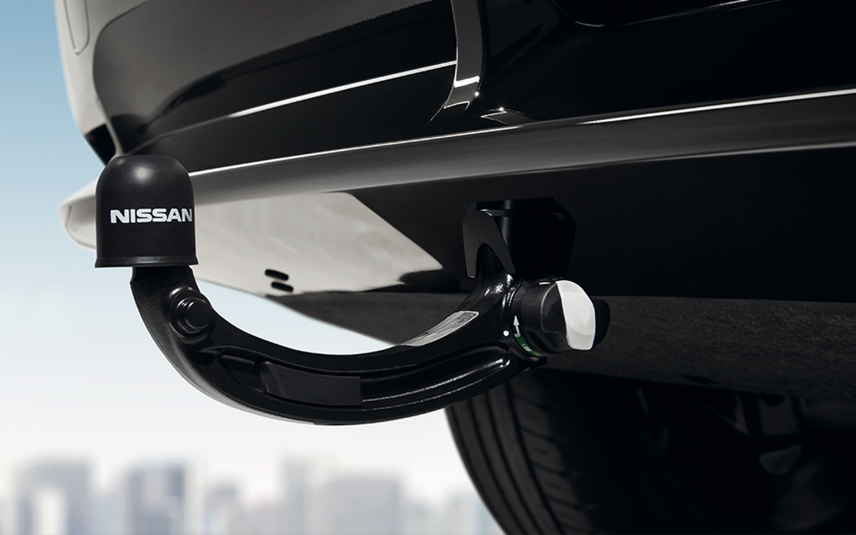 Abnehmbare Anhängerkupplung mit Nissan Schriftzug am Nissan ARIYA montiert.