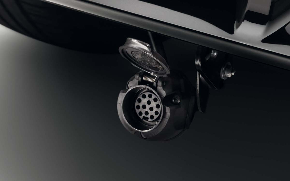 Elektrosatz für Anhängerkupplung am Heck eines Nissan ARIYA montiert.