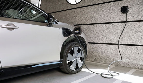 An Wandladestation "Pulsar Plus" angeschlossener Nissan ARIYA.