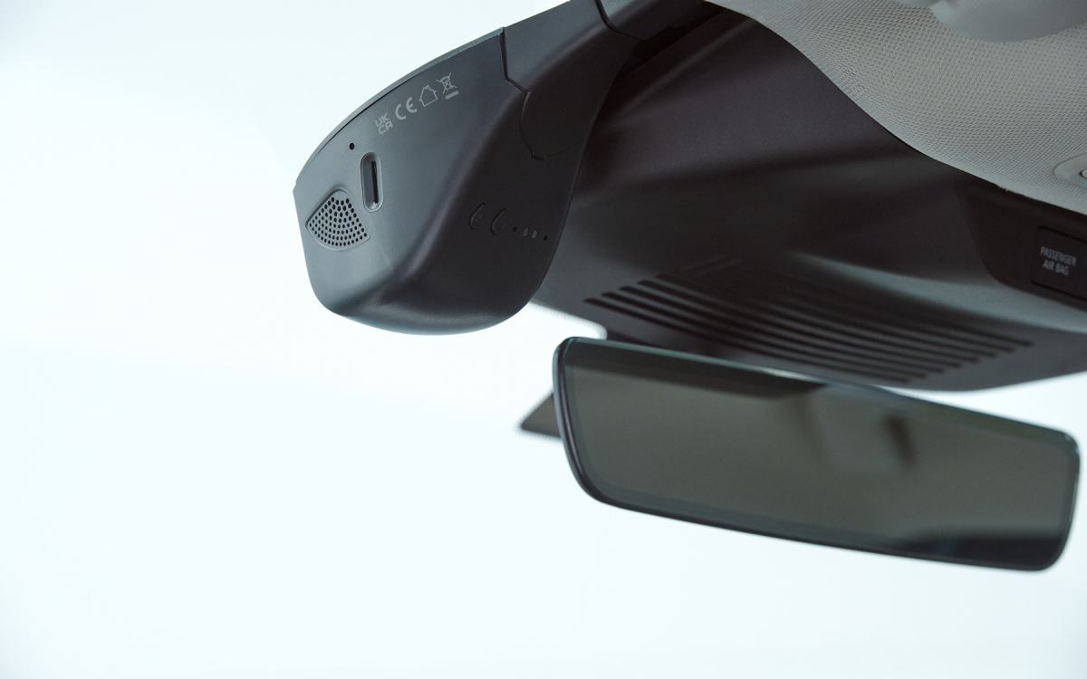 Schwarze Dashcam vor weißem Hintergrund.