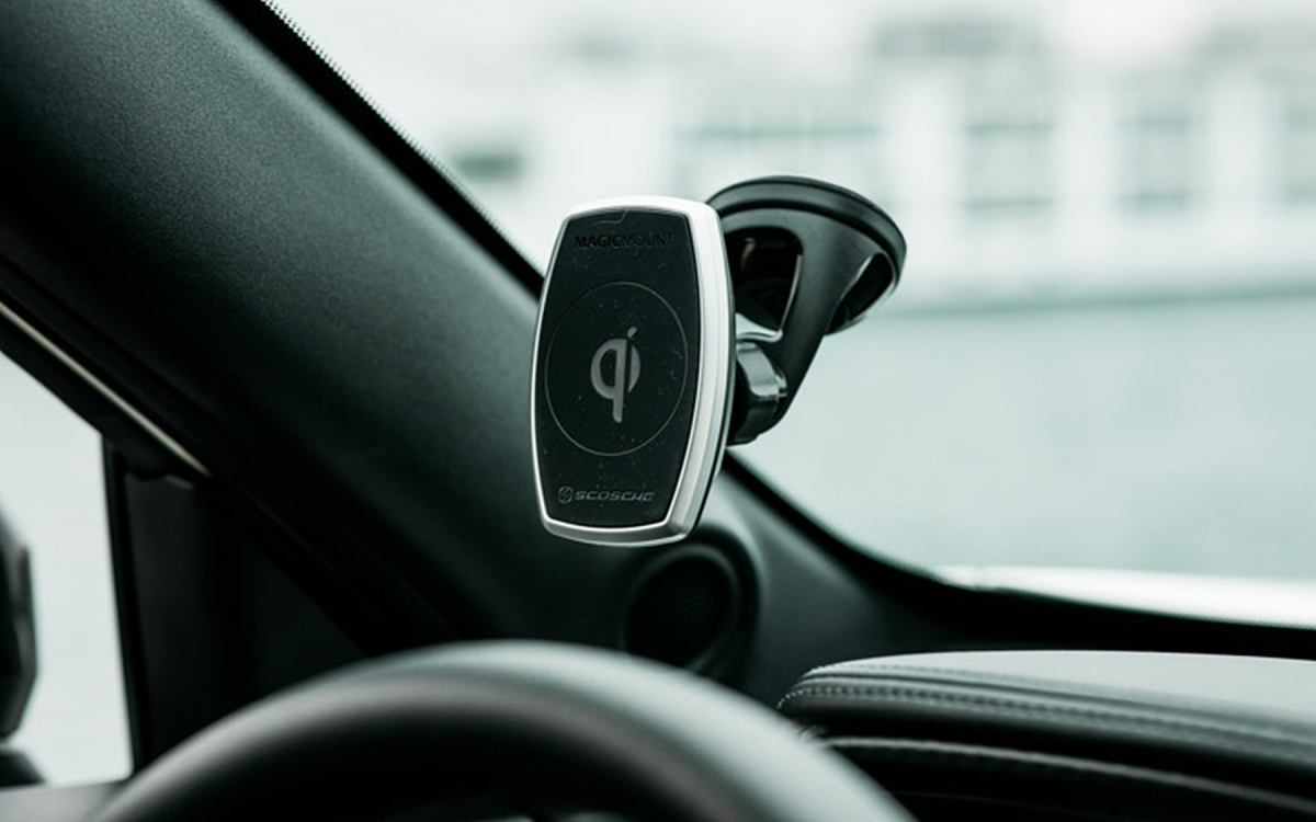 Smartphone-Halterung mit Qi-Ladefunktion an einer Windschutzscheibe montiert.